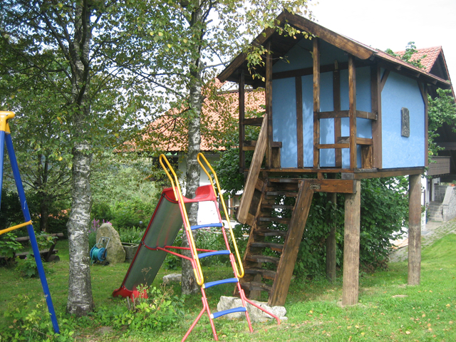 Baumhaus mit Spielplatz für die Kinder