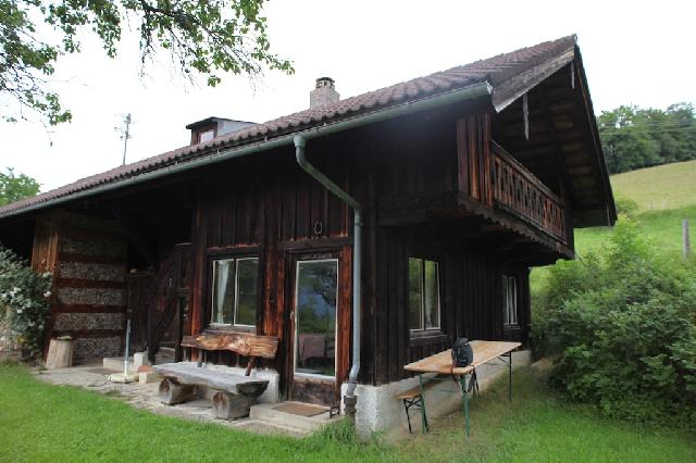 Altes Häusl auf dem Berg in Oberbayern