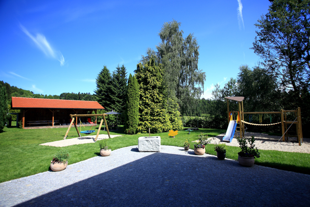 großer Garten mit Kinderspielplatz