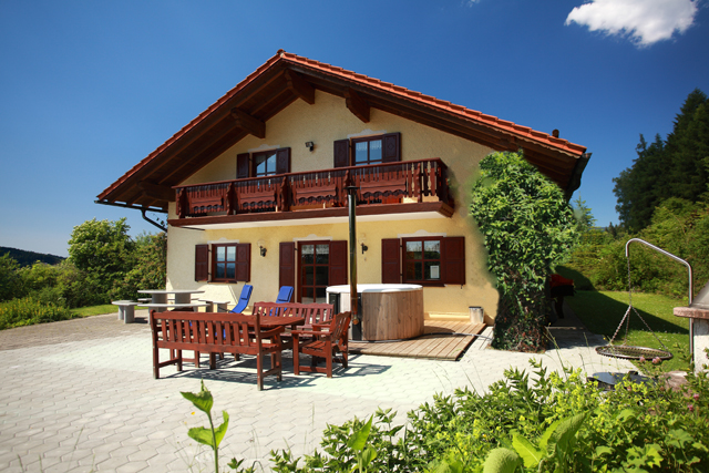 Ferienhaus am Hochwald im Sommer mit Badebottich