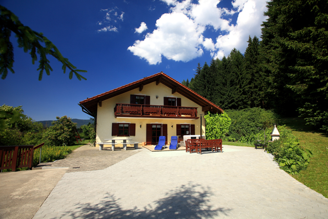 Ferienhaus am Hochwald im Sommer mit Badebottich