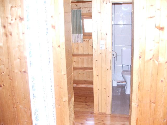 Wohnbereich mit Dusche und WC